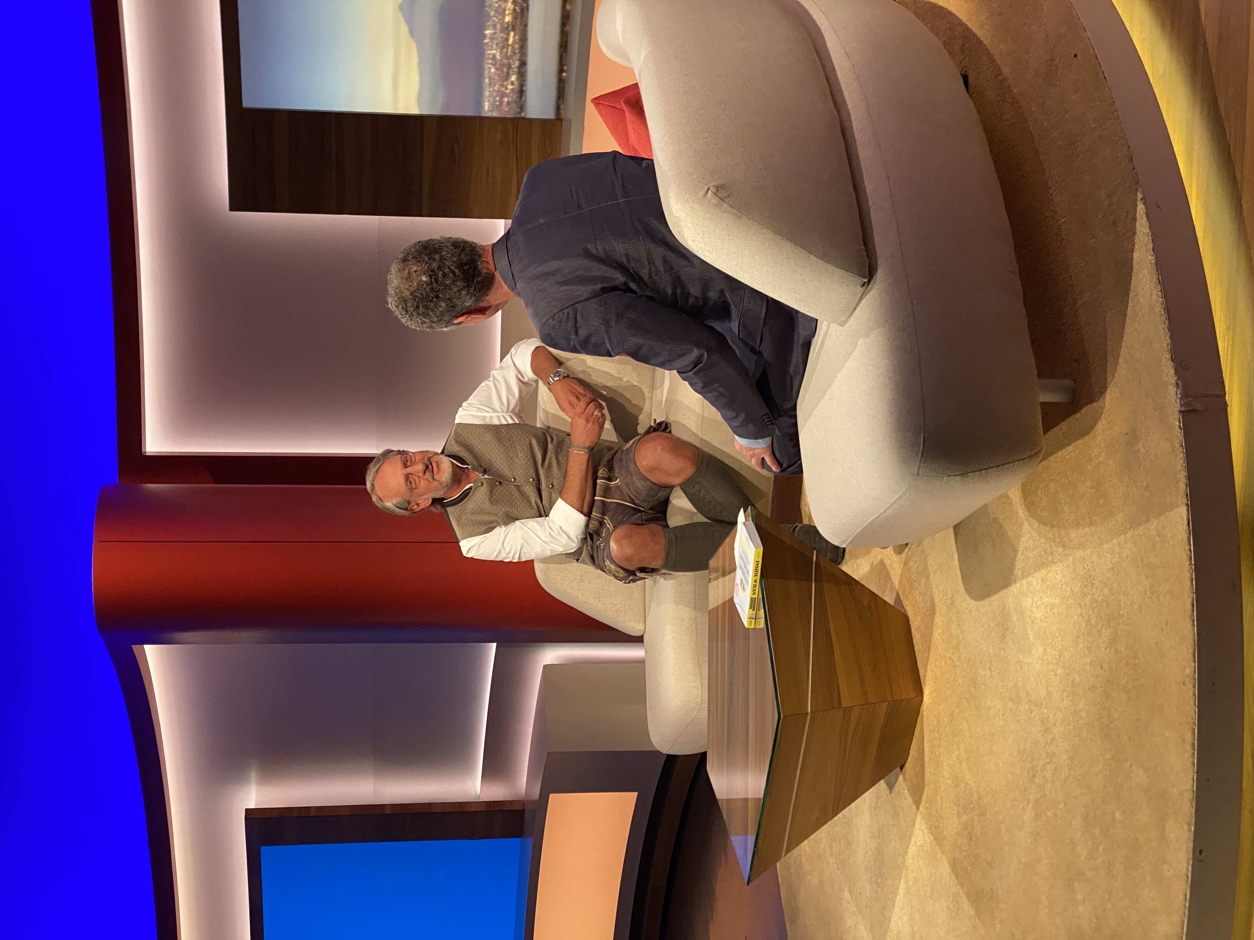 Christian Rupprecht im Fernsehstudio in Tracht